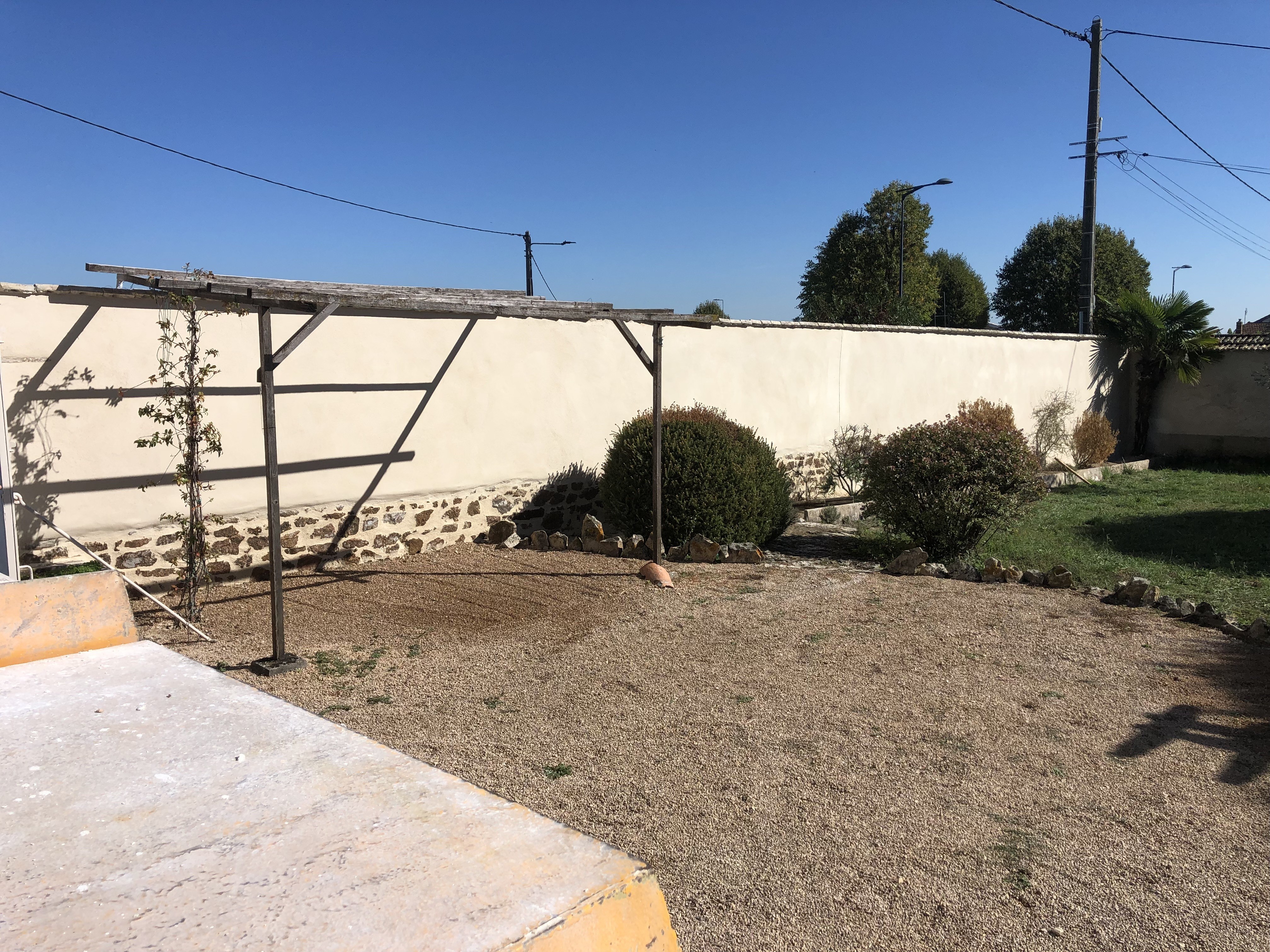 Reprise de mur en pisé, piquage, accroche et finition